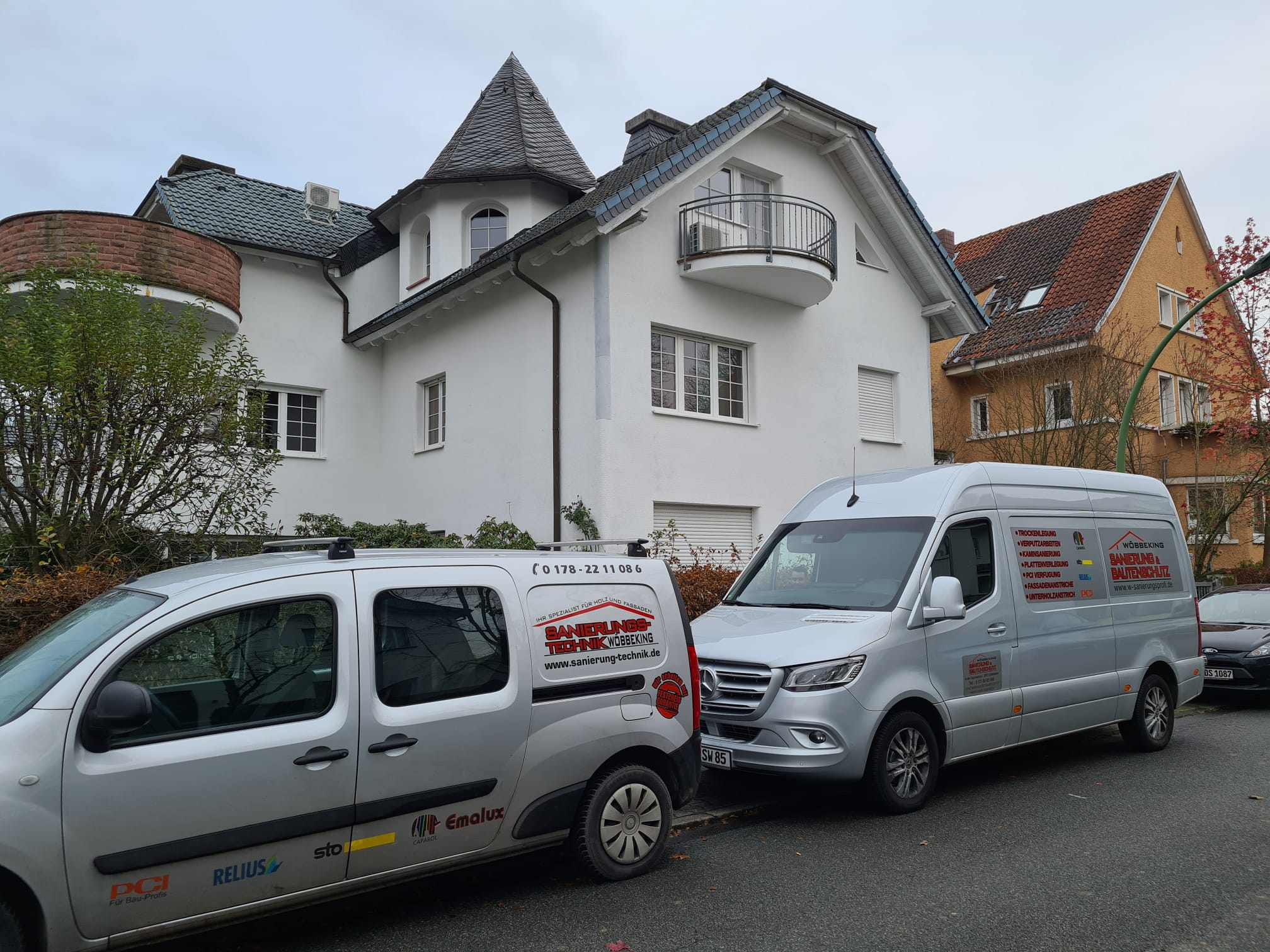 Wohnhaus mit Einsatzfahrzeugen von Sanierungstechnik Wöbbeking