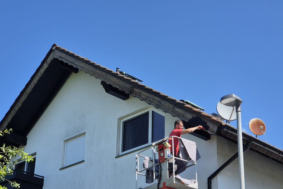 Unterholz- und Dachdetailarbeiten am Haus